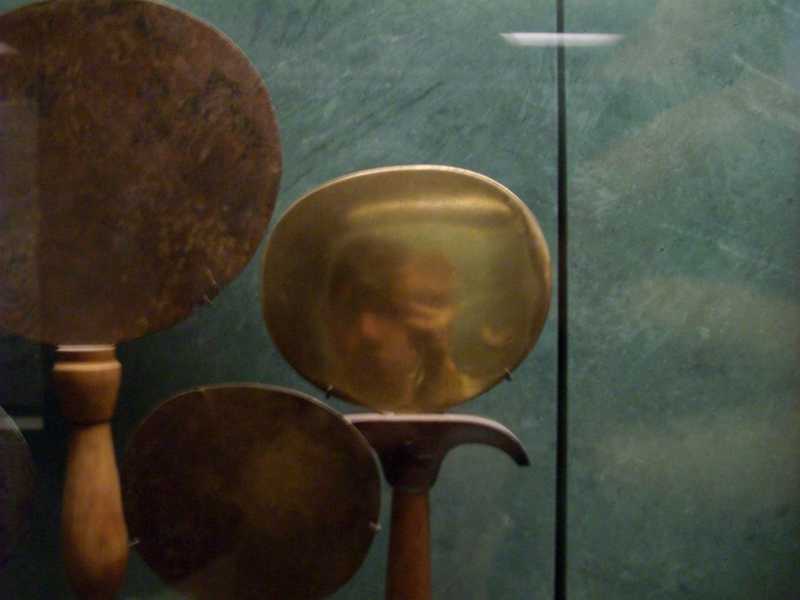 Quizá lo que más me sorprendió del Louvre fue eso: un espejo. Pensar en mujeres egipcias viendo su reflejo como yo lo hacía en ese momento.