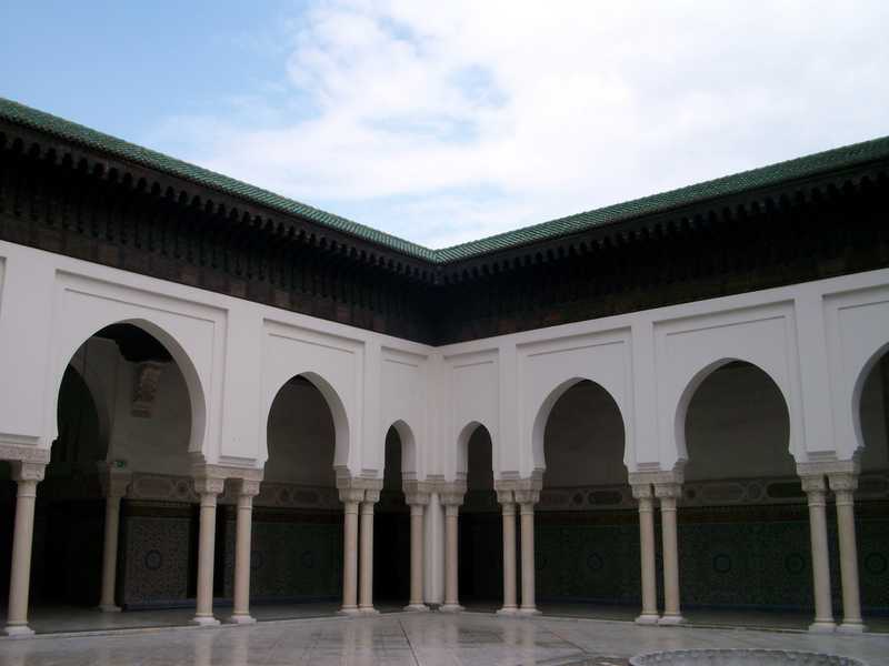 Diáfano patio de la Mezquita de París