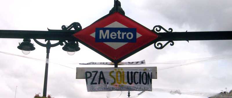 Pancarta que dice &ldquo;Plaza Solución&rdquo; sustituye el rótulo de la parada de metro de Sol en Madrid en un juego de palabras