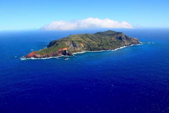La pequeña isla Pitcairn, vista aparentemente desde un helicóptero
